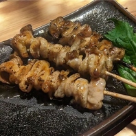 職人が丁寧に焼き上げる焼き鳥は絶品！
