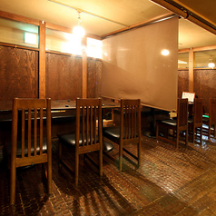 簾で区切って半個室としても利用可能※場合によってはご希望のお席でのご案内ができない可能性がございますのでご了承ください