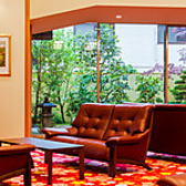 開放感あふれるロビーは、和モダンな空間にやさしい照明が灯るくつろぎの場。待ち合わせのお時間や湯上がりのひとときを、心地よい雰囲気の中でゆったりとお過ごしいただけます。