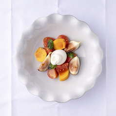 イタリア産ブッラータチーズと フルーツトマトのカプレーゼ 季節のフルーツ