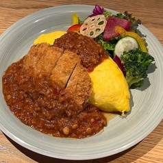 【満足感いっぱい!】ポークカツカレーオムライス スープ付