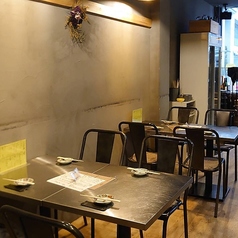 2名様用のお席もございます。ご友人やカップル、会社の同僚とお食事など様々なシーンでご利用可能です。