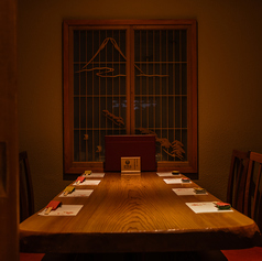 【大人がゆっくり過ごせる静かな完全個室】きらんと灯る照明が落ち着いた雰囲気をつくる、5名より最大8名様までご利用可能な完全個室。周りを気にせず会話を楽しめるため接待、会食、特別な食事にも最適。ゆったりと料理とお酒を楽しみたい方におすすめです。※週末や繁忙期はご希望の席が案内できない場合がございます。