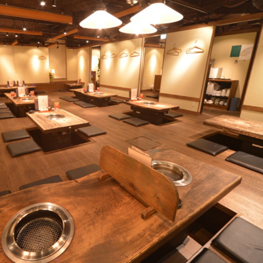 落ち着く掘り座敷はゆったりできます。20～24名様までの会社宴会などのご予約OKです。