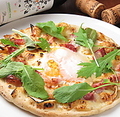 料理メニュー写真 半熟卵とベーコンのマヨピッツァ