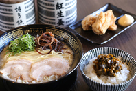 昼は博多豚骨ラーメン専門店