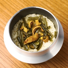 うにとホヤ、茎わかめのいちご煮風釜飯