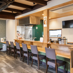 お1人様や少人数でのご利用にもピッタリなカウンター席。木の温もりが感じられ居心地の良い空間です