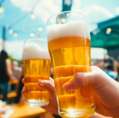 開放感たっぷりの屋上テラスは、昼は明るく爽やか、夜は夜景が美しい特別な空間。外の風を感じながら食事が楽しめます。