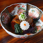 旬の食材を楽しめるアラカルトメニューも多彩です。お仕事帰りの一杯を、こだわりの和料理が彩ります