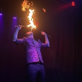 【ステージ完備】店内奥には、どこからでも見やすい本格的な専用ステージを完備！プロのマジシャンが立つこの場所から、驚きと感動が発信されます。食事を楽しみながら本格的なショーを観覧できる、宇都宮でも希少なエンタメ設備です。