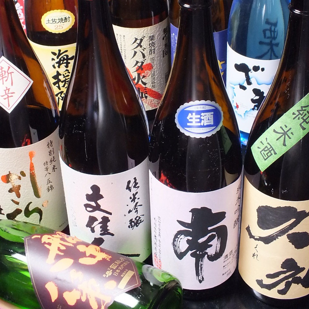 高知の地酒がずらり。お薦めや料理に合う銘柄など、気になることは何でも大将に相談して下さいね♪