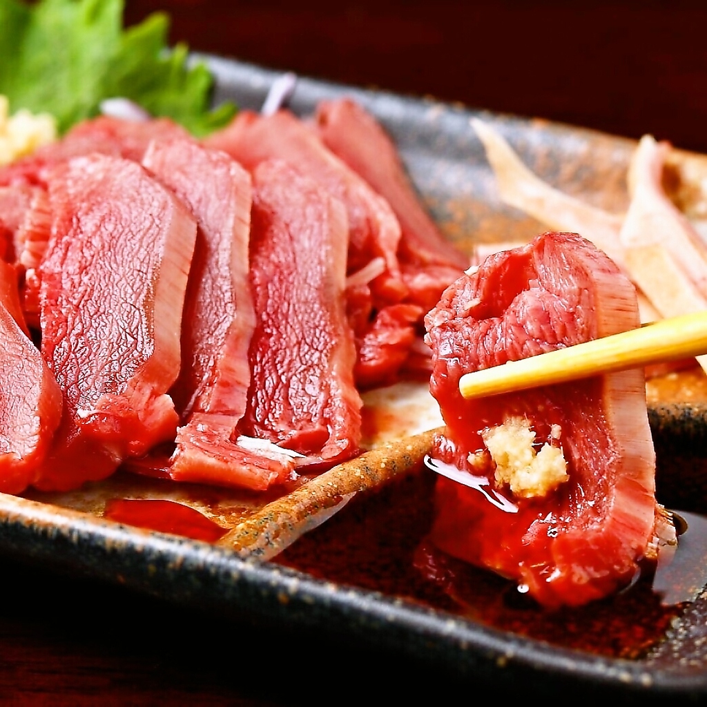 お酒に合う料理、多数ご用意ございます！琉球伝統の山羊料理では珍しいヤギの刺身や汁も味わえる◎