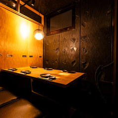 【半個室】4～6名様用の広めな半個室をご用意しています！ゆったりとした座り心地で、友人同士や同僚とのお食事にぴったりです。田町駅からたった2分でアクセスも良好なので、お待ち合わせもスムーズ。楽しい会話と共に、素敵な時間をお過ごしください。お待ちしております！