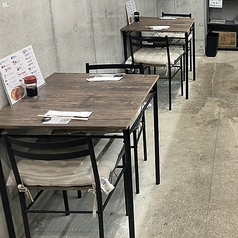 テーブル席は2名掛けが2卓あり、友人同士やカップルでの利用に最適な空間です。グループでの食事やゆったりとした時間を楽しむのに向いており、落ち着いた食事シーンにもぴったり。気軽な会話や食事を楽しみながら、くつろぎのひとときを過ごせる席です。 