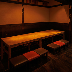 【10～12名様向け完全個室】大人数でもゆったりとお過ごしいただける掘りごたつタイプの完全個室をご用意。足を伸ばしてくつろげる空間は、会話も弾む快適なひとときを演出。誕生日やお祝いごとのお集まりにも重宝致します。また会社宴会や各種お集まりに最適。ご予約・ご相談もお気軽にお問い合わせください。