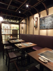 鉄板が設置されたテーブルでみんなでワイワイお食事★