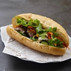 牛肉バインミー.