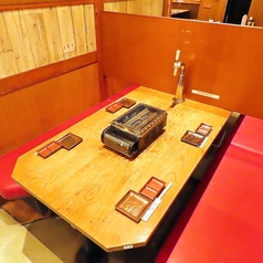 BOXタイプの半個室のお席です。ロールスクリーンで個室タイプにもなります。