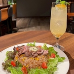 ドリンクとも相性抜群の綺麗にコーディネートされたお料理は出来立ての美味しさを味わってください。