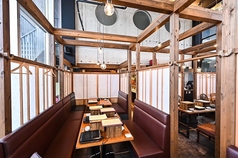 【4名様用テーブル席】会社仲間との飲み会や打上げ、女子会や同窓会など各種宴会にもご利用いただけるテーブル席をご用意しております。落ち着いた明るい雰囲気の店内でごゆっくりとお食事をお楽しみください。