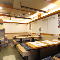 木目調の温もりあるテーブルや椅子で落ち着いた雰囲気を醸し出しています。ゆったりとしたスペースで、友人や家族との楽しい会話を楽しみながら、美味しい料理を味わうことができます。会社帰りにちょっと仲間と立ち寄りたくなるリラックスできるお席です。