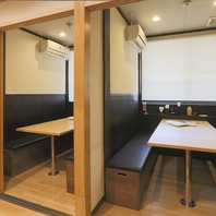 温かみある個室でゆったり寛げるひと時をお過ごし下さい