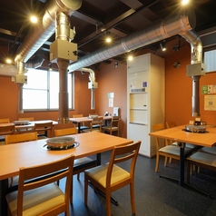 広々としたテーブル席は、大小合わせて80席ございます。ご家族やご友人との食事、会社の宴会など、様々なシーンでご利用いただけます。ゆったりとくつろぎながら、美味しい焼肉をお楽しみください。