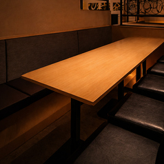 会社宴会や親睦会など、ビジネスシーンでのご利用に最適なゆったりとしたお席をご案内いたします。広々としたテーブルで、職人が一貫ずつ魂を込めて握る本格寿司や大粒の牡蠣といった贅沢な海の幸を囲みながら、特別な時間をお過ごしください。幹事様も安心の充実した設備と、丁寧なサービスで皆様をおもてなしいたします。