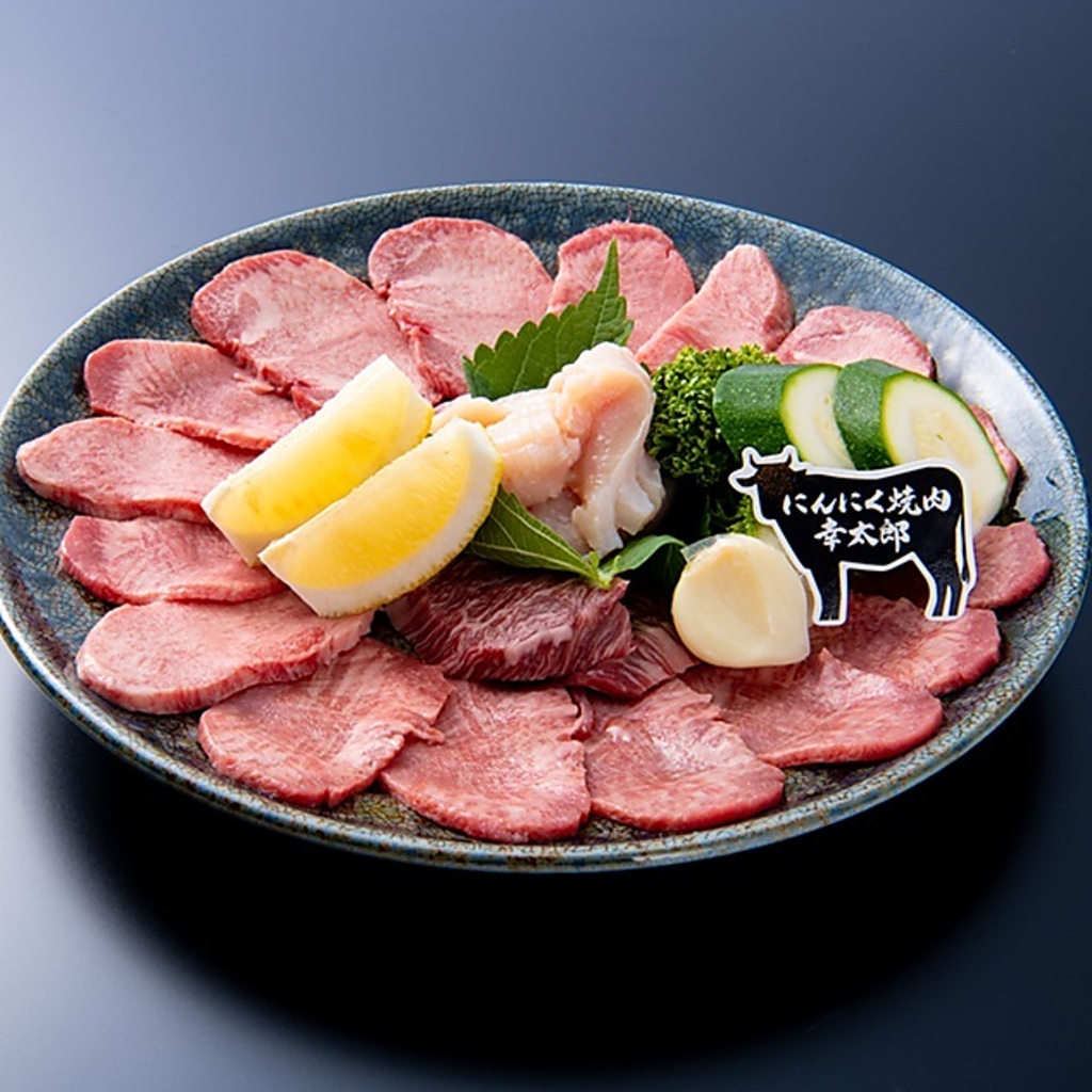 豪華な「オールスター盛り」牛タン（上タン・並タン）、上ハラミ、上ミノの盛り合わせです。