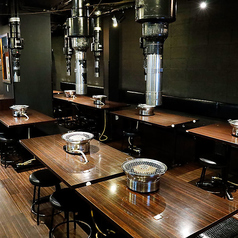 東急・JR蒲田と京急蒲田駅のちょうど中間。徒歩5分の好立地!!専用階段を下った地下1Fです！友人との飲み会や家族でのお食事、会社仲間との宴会にデートなど各種シチュエーションでのご利用大歓迎♪【蒲田 焼肉 黒毛和牛 A5ランク 一頭買い 食べ比べ コスパ 飲み放題 宴会 女子会 接待 歓送迎会 誕生日 記念日】