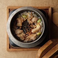 お出汁が効いた博多地鶏と牛蒡の釜飯