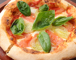 本場イタリアのレシピを使用☆モチっとカリカリに焼きあげた窯焼きピザ！
