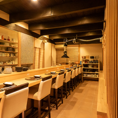 一人でも気軽に立ち寄れるカウンター席は、料理人との距離が近く、会話も楽しめる特等席。落ち着いた雰囲気の中で、静かにお酒を味わいたい方にもおすすめです。お忍び利用にもぴったり。