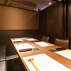 テーブル席は、音と照明にこだわり抜いた設計が特徴です。柔らかな照明が心を落ち着け、美味しい料理をより一層引き立てる演出をしています。席間も広めに設定されているため、プライベート感があり、特別な時間を過ごせること間違いなし。友人や大切な人とのひとときを、ゆったりとした雰囲気の中で満喫できるのが魅力的★