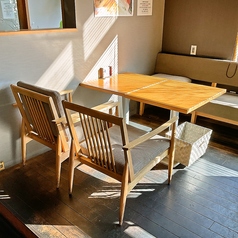 片側ソファー席ご用意ございます。1名から4名様のご利用に向いております♪ソファー席エリアでは机を合わせたら最大14席まで広げられます♪