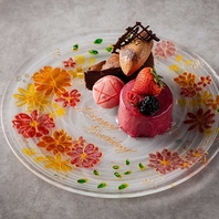 花柄プレートで演出する記念日デザート盛り