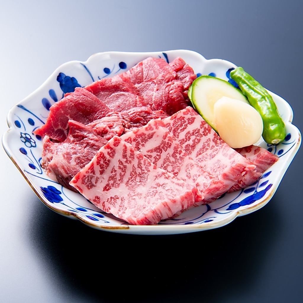 「国産赤身盛り合わせ」芝浦食肉市場直送の質のいいお肉です。塩orタレお好みでどうぞ。