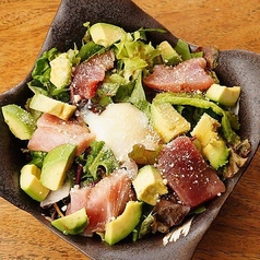 マグロとアボカドの和風シーザーサラダ