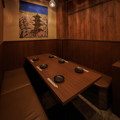 照明を落とした落ち着いた雰囲気のソファー席。周りの目を気にせず、大切な人と語り合うのにぴったりです。こだわりのインテリアで、上質な時間を演出します。