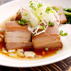 三枚肉の煮込み（ラフテー）温泉玉子添え