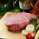 【極上牛サーロインステーキ】 濃厚な肉の旨みが最大級の特徴です。