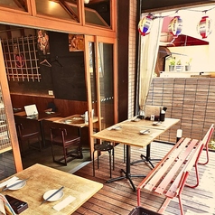 【テラス席：～2名様×4卓】屋外でお食事を楽しめるテラス席でご宴会をぜひどうぞ♪～2名様用のテラス席を4卓備えております。開放感のある広々空間でゆっくりとお食事や会話をご満喫ただけるのも魅力的。さわやかな風に吹かれながら味わうお料理は普段とはまた異なる格別の美味しさをご堪能いただけます。