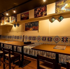 ゆったりと深く腰掛けられるソファー席は、時間を忘れて会話に花を咲かせたい夜にぴったりです。エキゾチックなインテリアに囲まれれば、まるで海外旅行に来たかのような気分に♪リラックスできる空間は、仲の良い友人同士の飲み会や、トレンドに敏感な女子会など、話が尽きない集まりに大変喜ばれています。