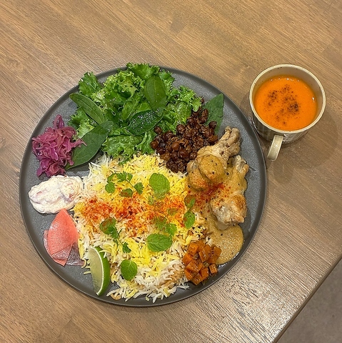 こだわりのスパイス料理、豊富なドリンクをアットホームな空間で楽しめるお店です♪