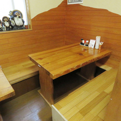 店内には、ゆったりと過ごせる4名掛けのテーブル席が4卓あり、家族連れや友人同士のお食事にぴったり。海鮮料理や定食を気軽に楽しめるアットホームなお店で、落ち着いた雰囲気のなかゆっくりと食事を楽しめます。広めの配置で居心地もよく、初めての方でも安心して利用できる使い勝手の良いテーブル席です。