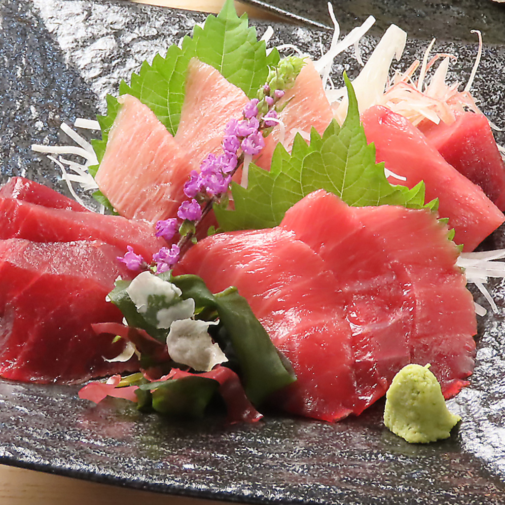鮮度抜群！南まぐろの濃厚な旨味をご賞味いただける贅沢な刺身盛り合わせは人気の逸品メニューです♪