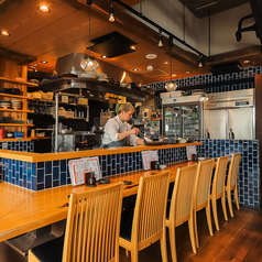 料理のライブ感が楽しめるカウンター席は、お一人様はもちろん、デートにも最適な特等席です。オープンキッチンなので、職人の華麗な技を目の前で堪能できます◎プレミアムな日本酒をじっくり傾けながらお過ごしください。