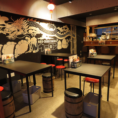 東大和市駅から徒歩圏内に位置するネオ中華酒場ウーロンでは、使い勝手の良いテーブル席をご用意しております。店内は明るく清潔感のある雰囲気で、友人との気軽な飲み会から普段使いのお食事まで幅広くご利用いただけます。居心地の良い空間で、自慢の中華料理とお酒を心ゆくまでお楽しみくださいませ。