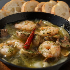 ゴロゴロエビとマッシュルームのアヒージョ